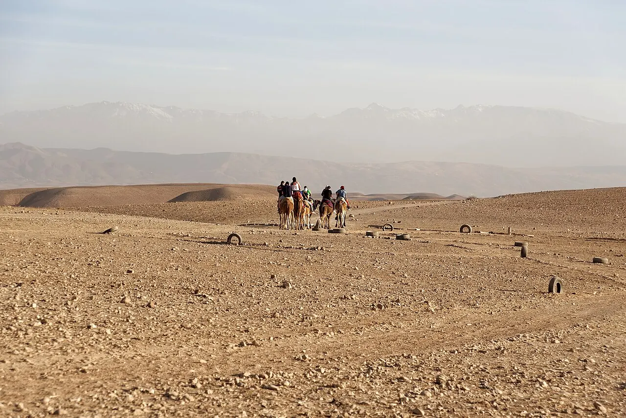 Route vers le désert d’Agafay avec l’Atlas en arrière-plan