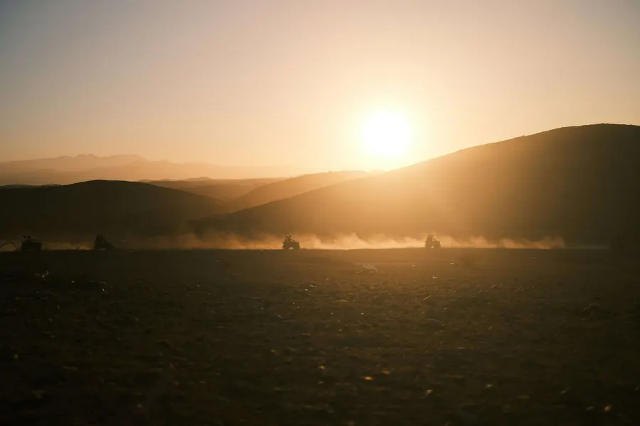 Quads sur une piste du désert d’Agafay au coucher du soleil